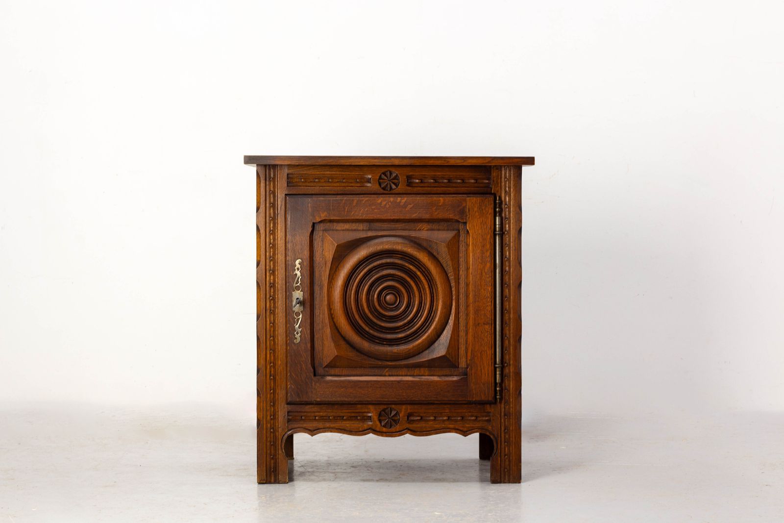 Klein Frans bijzetkastje, gesneden eiken, in de stijl van Charles Dudouyt, ca. 1960 photo for sale