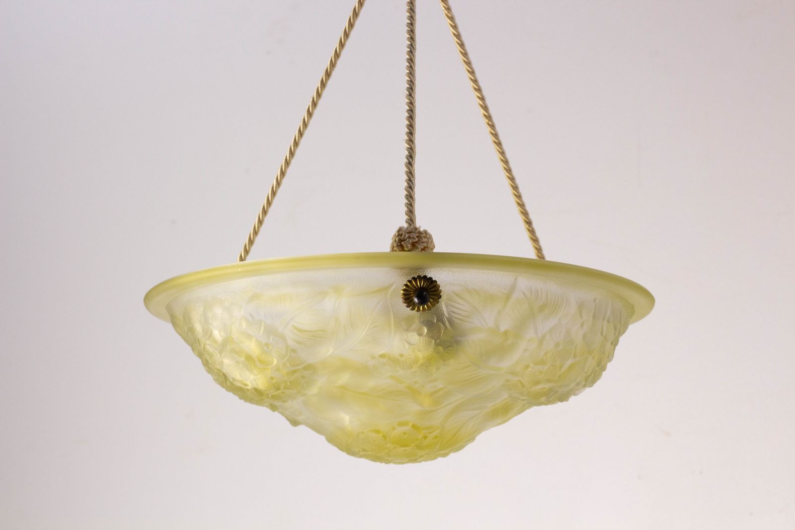 Lustre à vasque en verre moulé, décor floral, vers 1900 photo for sale