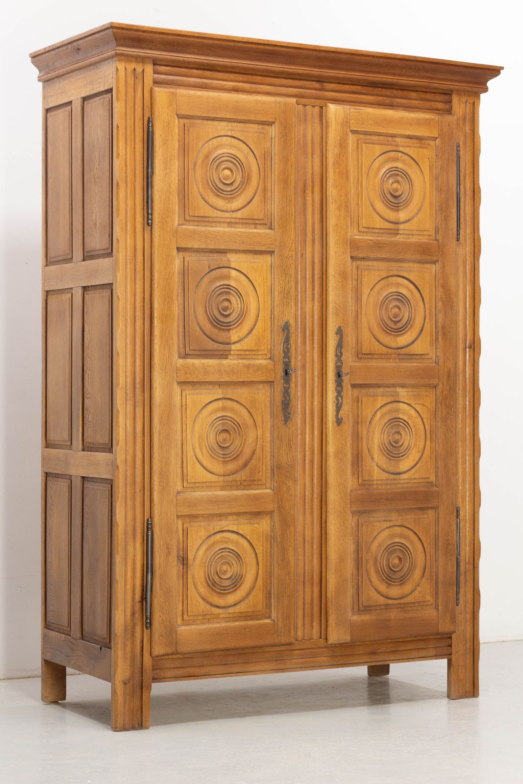 Armoire en chêne sculpté, dans le style de Charles Dudouyt, France, 1960 photo furniture
