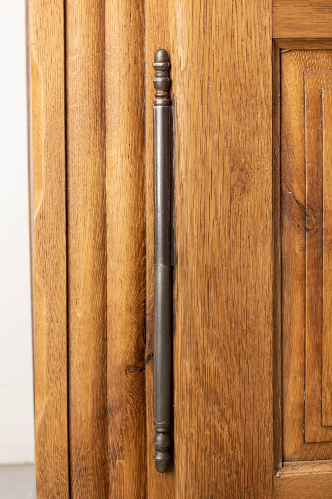 Armoire en chêne sculpté, dans le style de Charles Dudouyt, France, 1960 photo vinterior