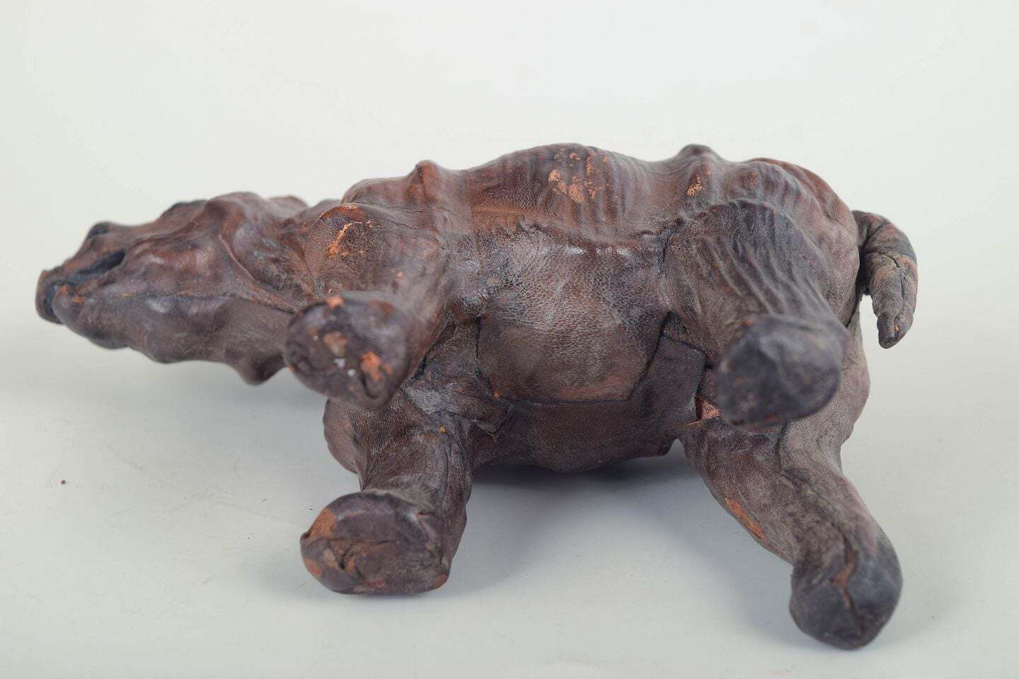 Omersa voor Liberty & Co., London. Klein leren neushoornfiguur. Midden 20e eeuw. photo Woonaccessoires