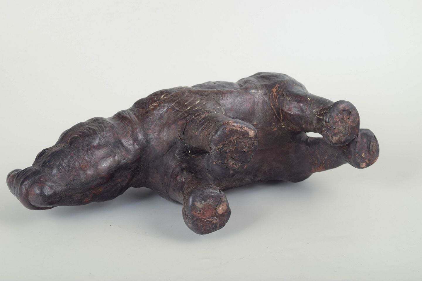 Omersa voor Liberty & Co., London. Groot leren neushoornfiguur. Midden 20e eeuw. photo Woonaccessoires