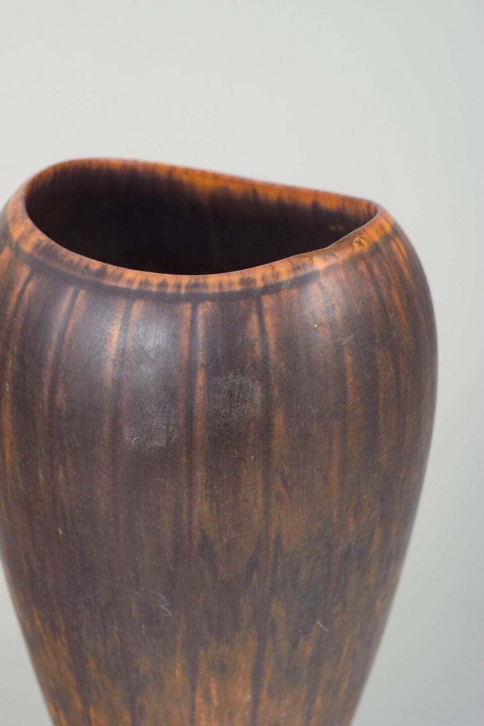 Vase en grès Rörstrand à glaçure coulante brune et ambrée, par Gunnar Nylund photo for sale