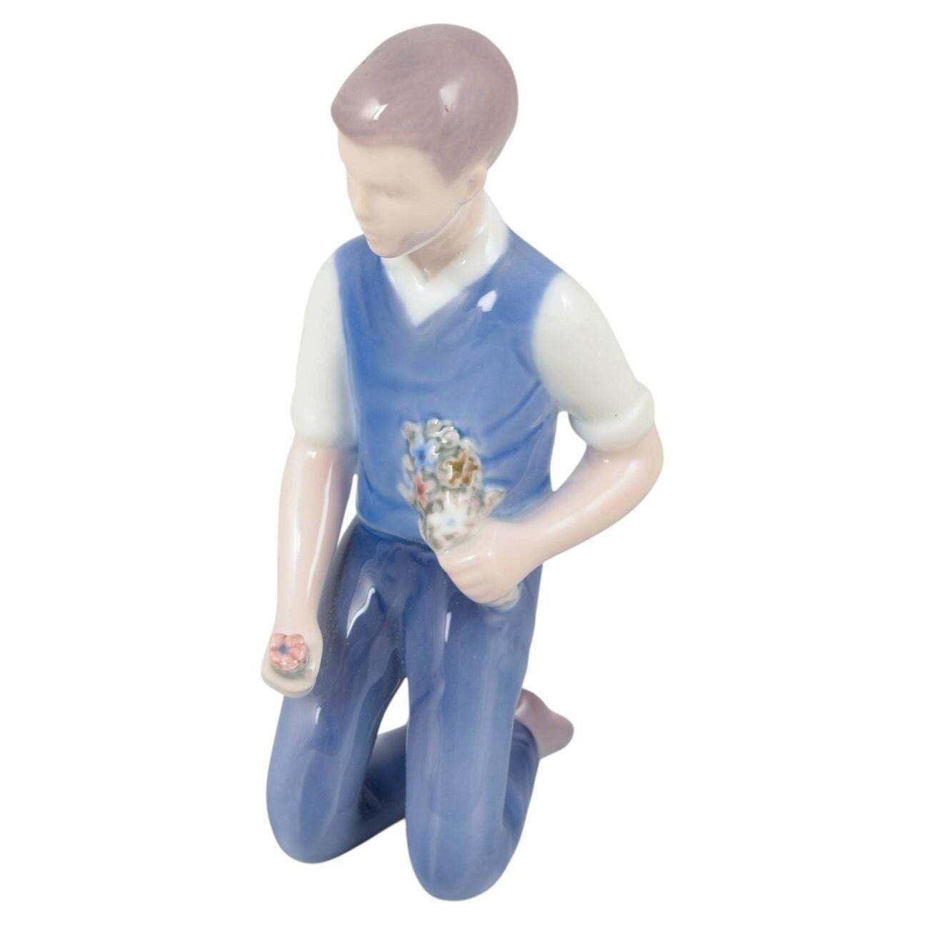 Bing & Grøndahl. Figurine en porcelaine, garçon agenouillé aux fleurs, années 1960/70.