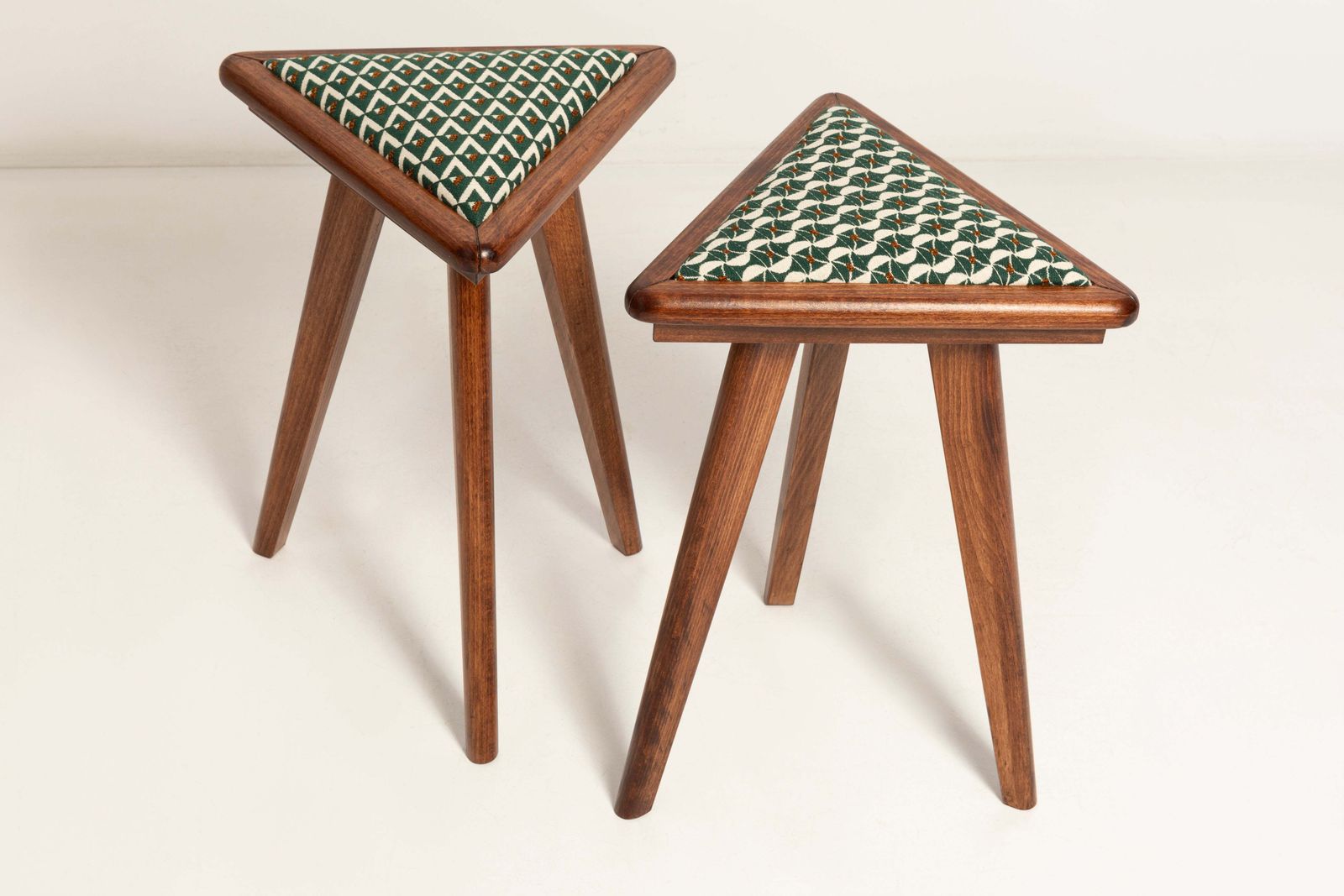 Twee mid-century driehoekige krukken, groen en wit art deco jacquard, Europa, 1960 photo vinterior