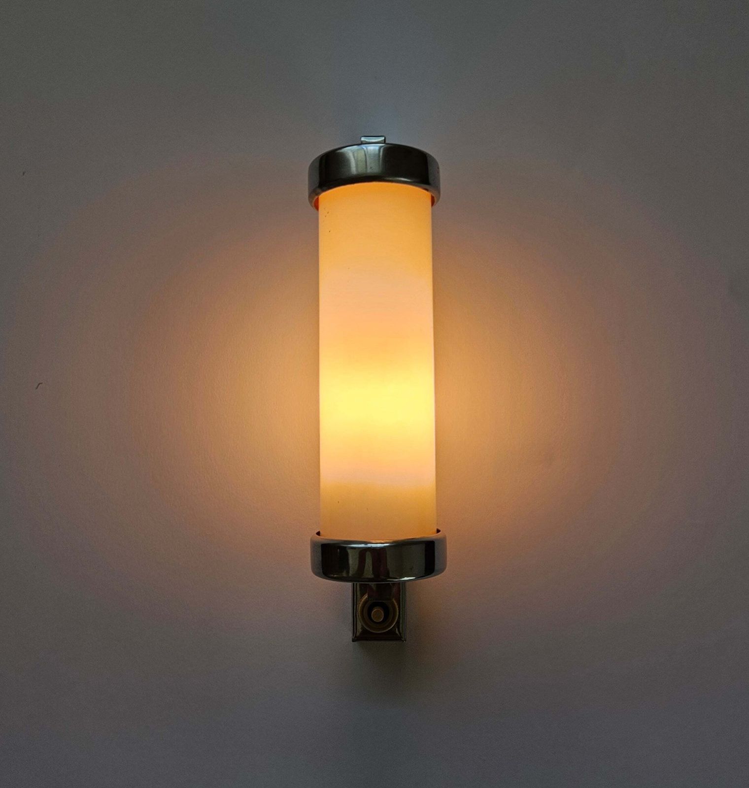 photo vintage Rare Chrome Design Bauhaus, Art Deco, Functionalism Wall Lamp, 1930s