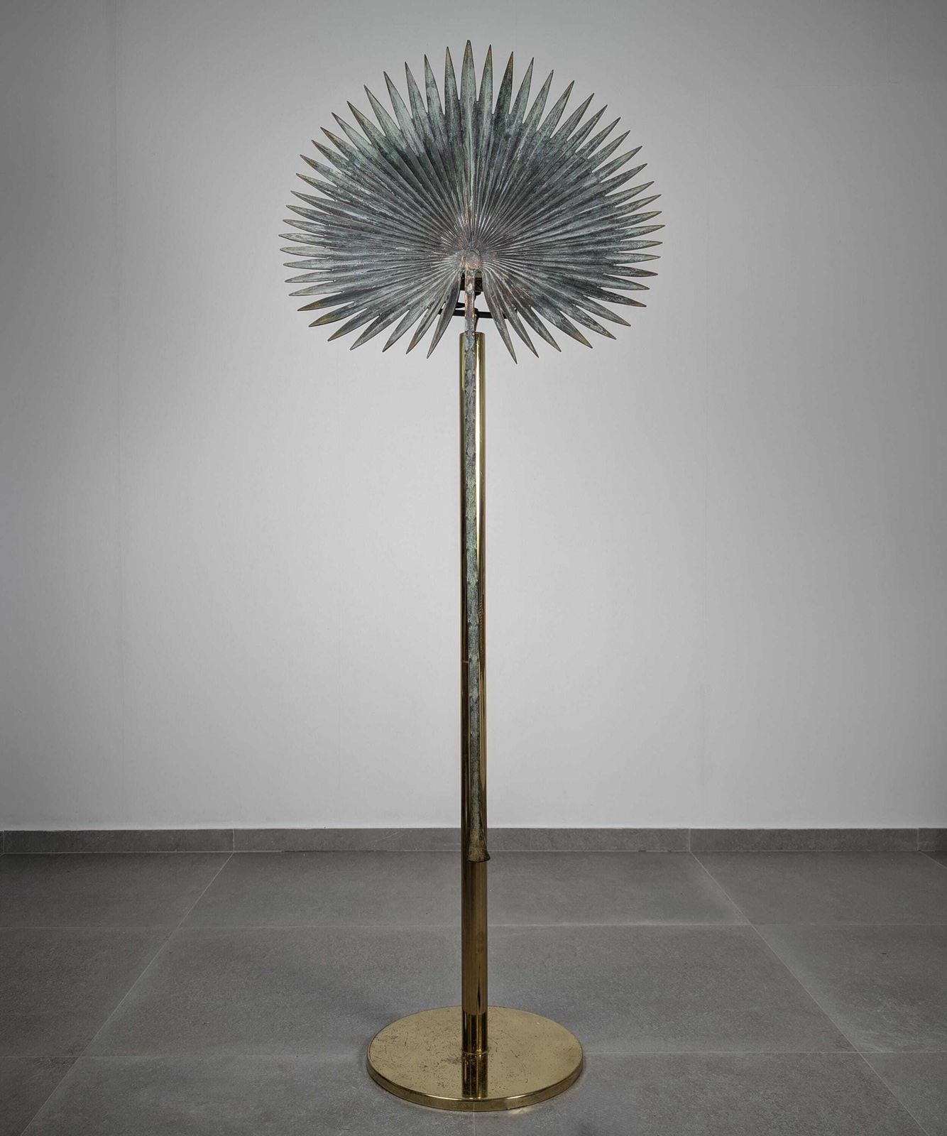 Lampadaire sculptural Valenti en bronze et laiton, feuille de palmier, années 1970 photo 7190.0