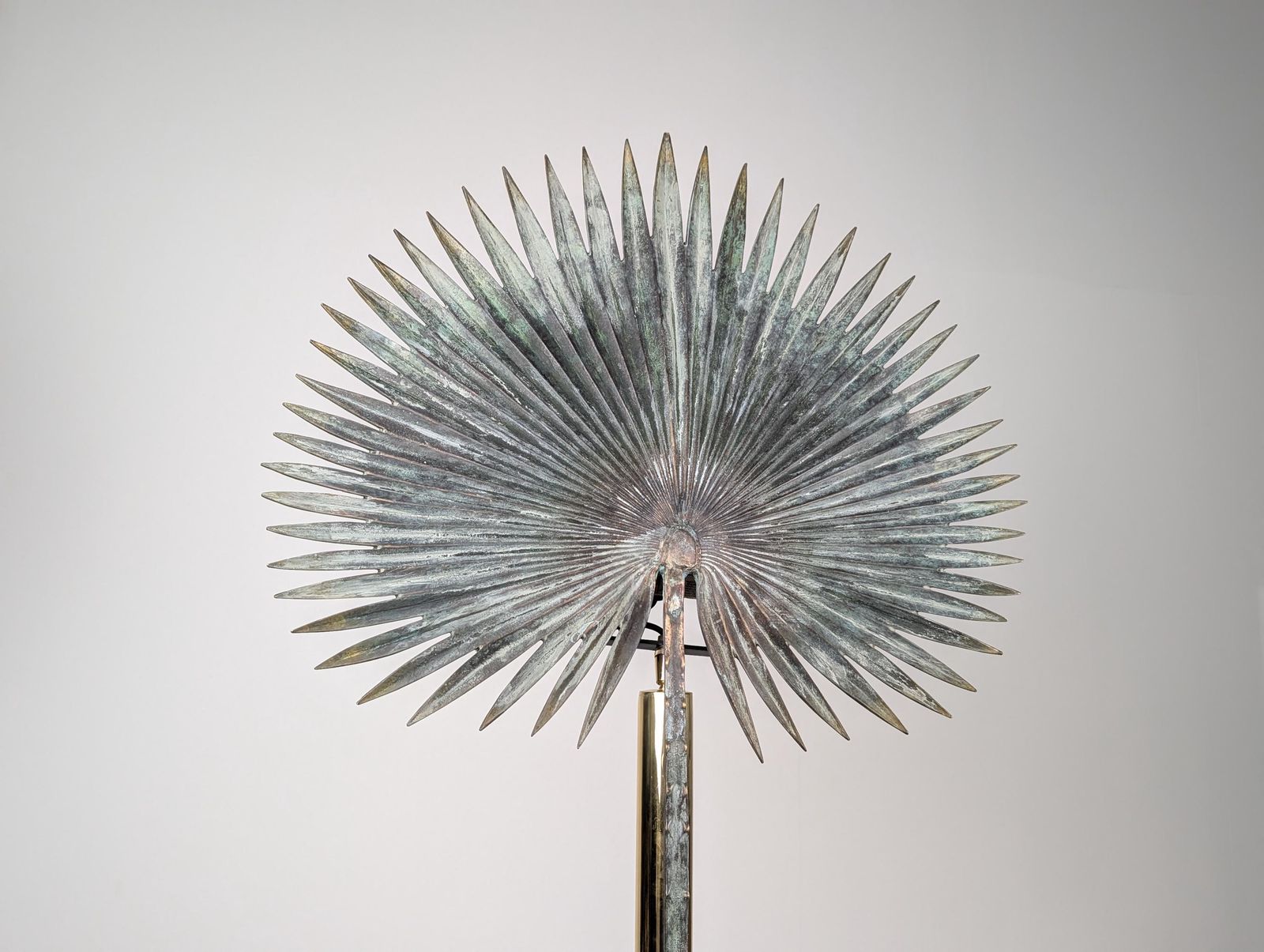 Lampadaire sculptural Valenti en bronze et laiton, feuille de palmier, années 1970 photo buy