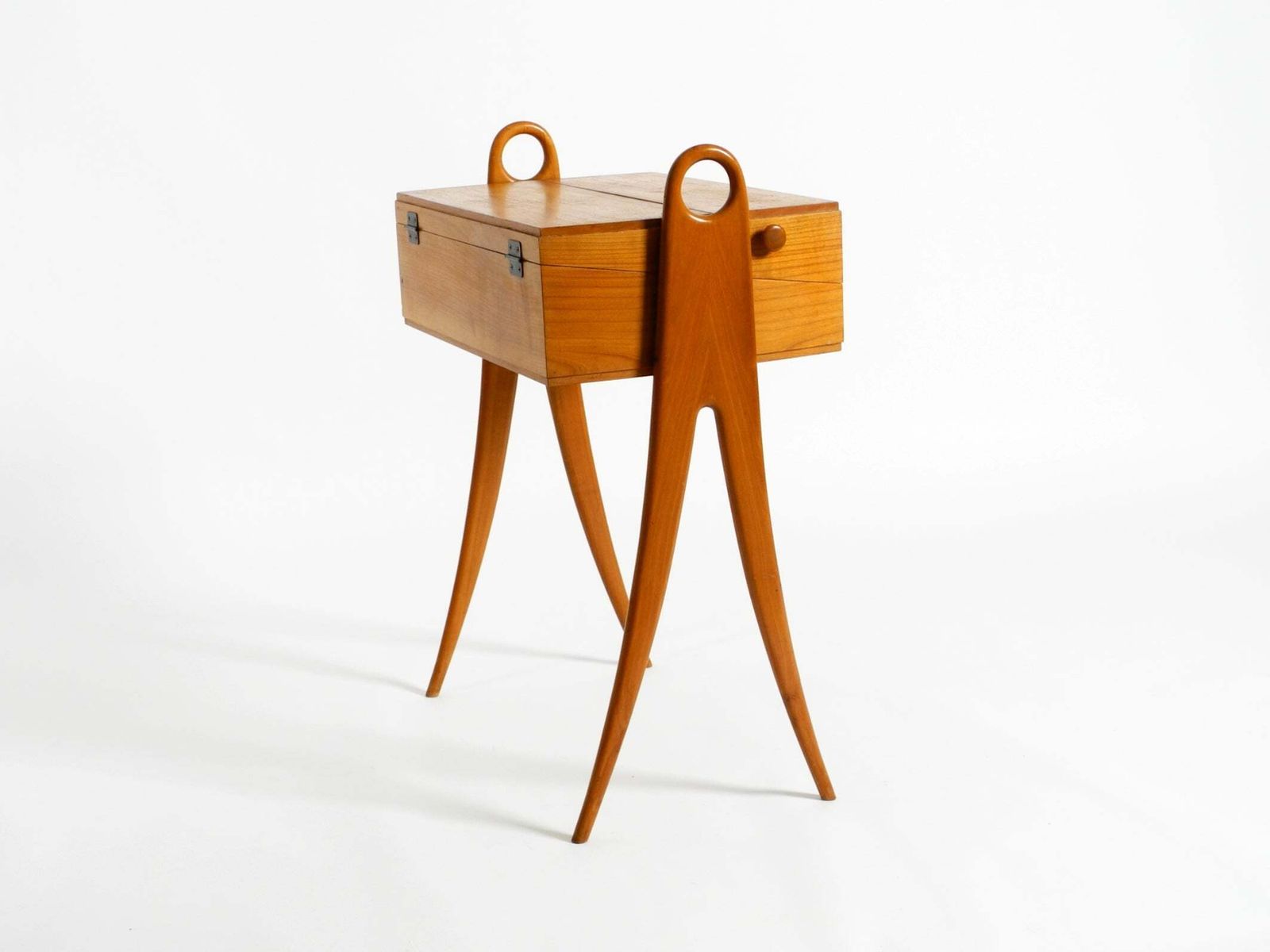 Naaibox van essenhout, jaren 1950, met scharnierend deksel, meerdere vakken en gebogen poten photo for sale
