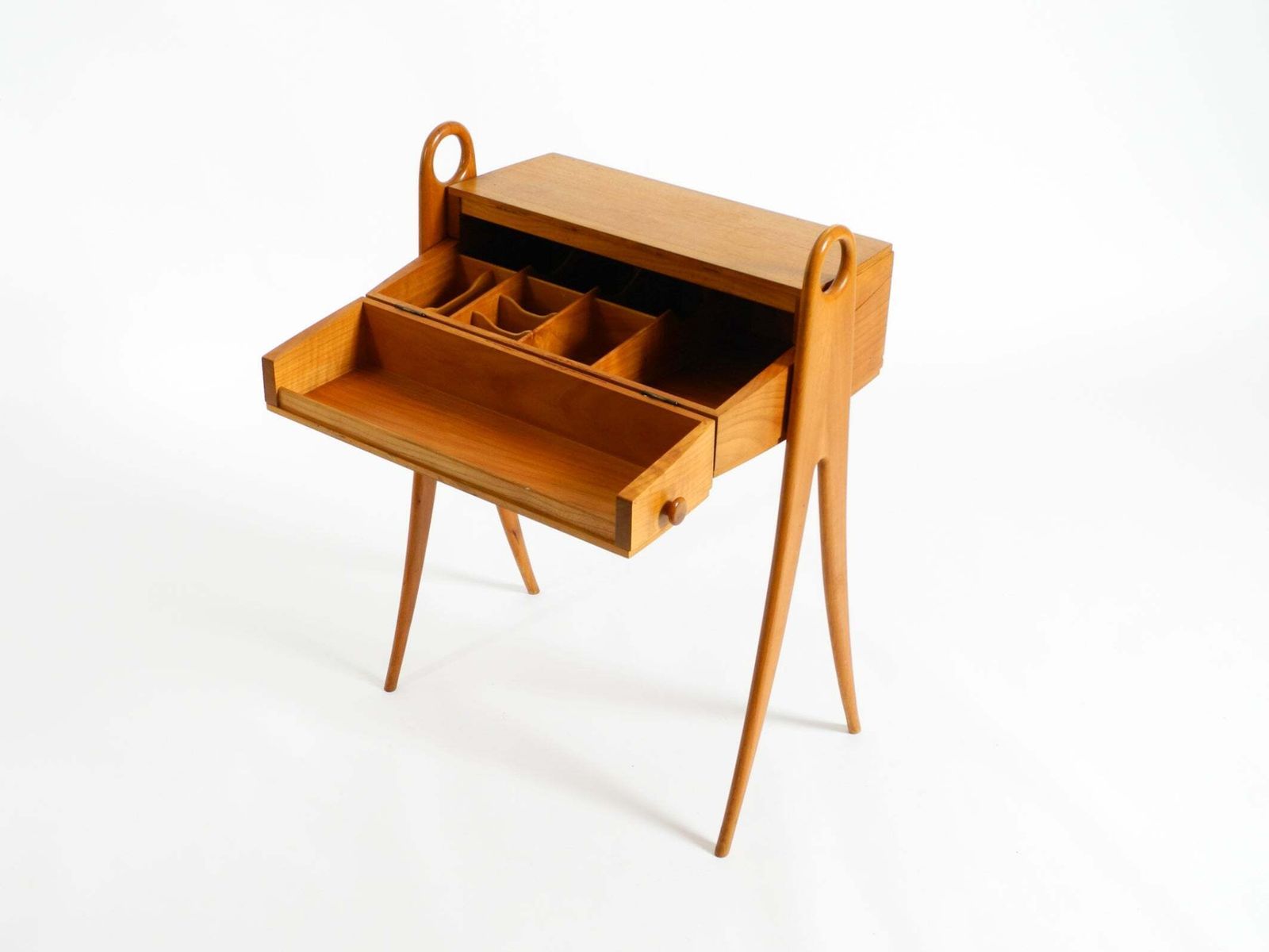 Meubels Naaibox van essenhout, jaren 1950, met scharnierend deksel, meerdere vakken en gebogen poten photo