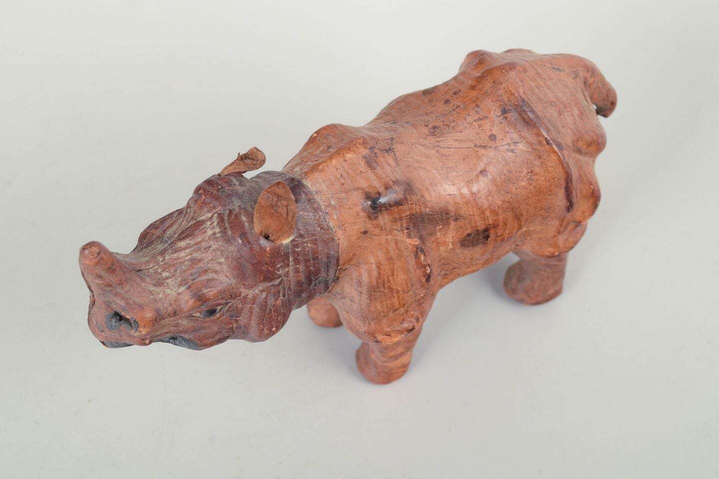 Omersa voor Liberty & Co., London. Klein leren neushoornfiguur. Midden 20e eeuw. photo furniture
