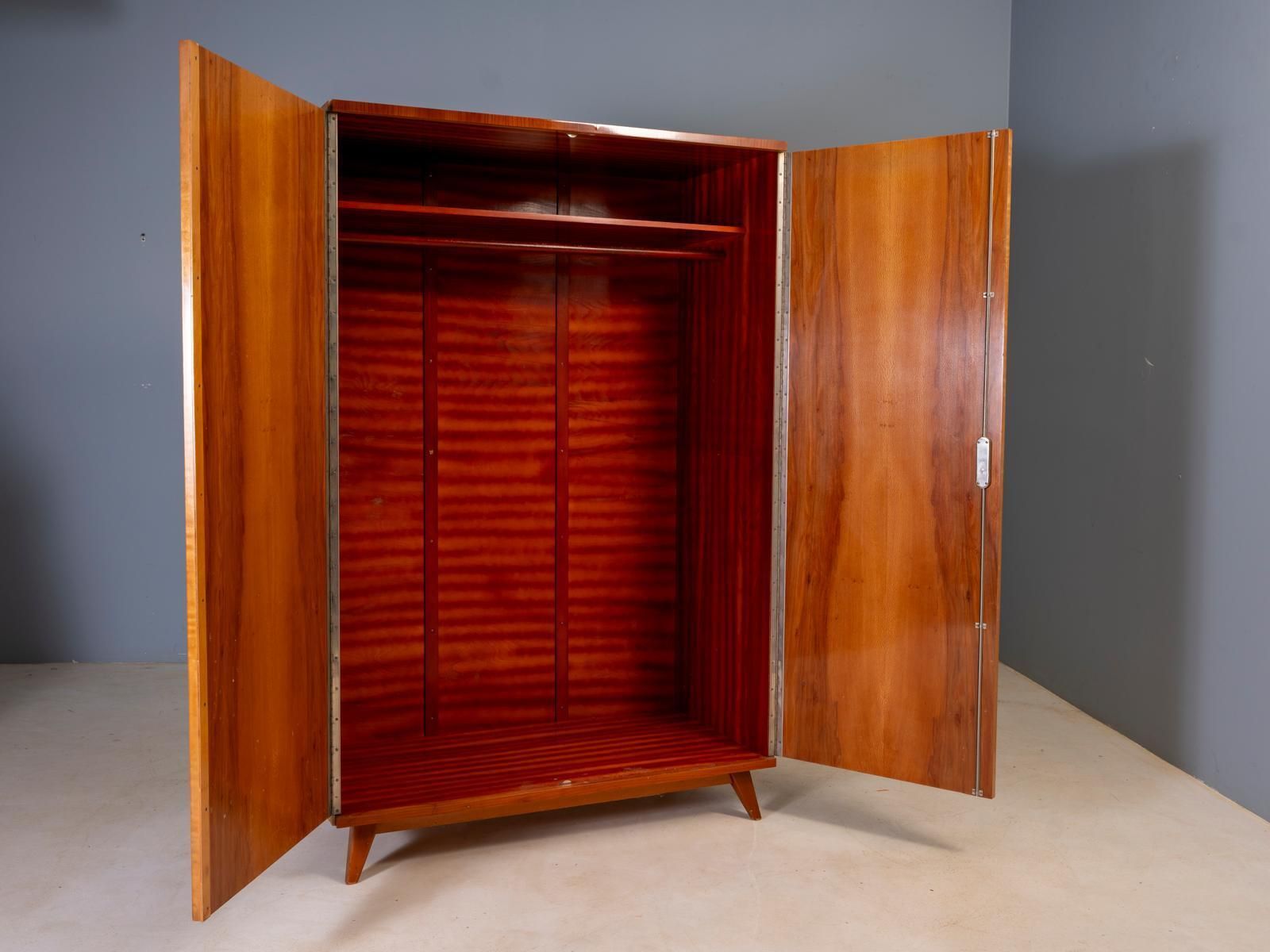 Vintage Mid-Century Kledingkast, Wortelhoutfineer, Tsjecho-Slowakije, 176 × 116 × 58 cm photo for sale