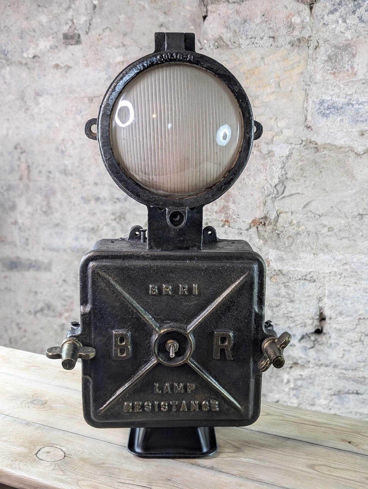photo vintage Vintage British Railways Br Lamp Resistance Box – Upcycled Cast Iron Industrial Table Lamp