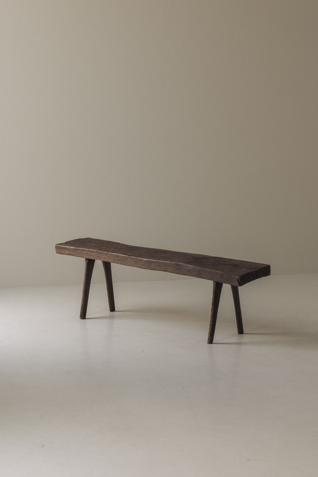 photo furniture Primitieve rustieke bank in eiken uit Frankrijk, begin 20e eeuw