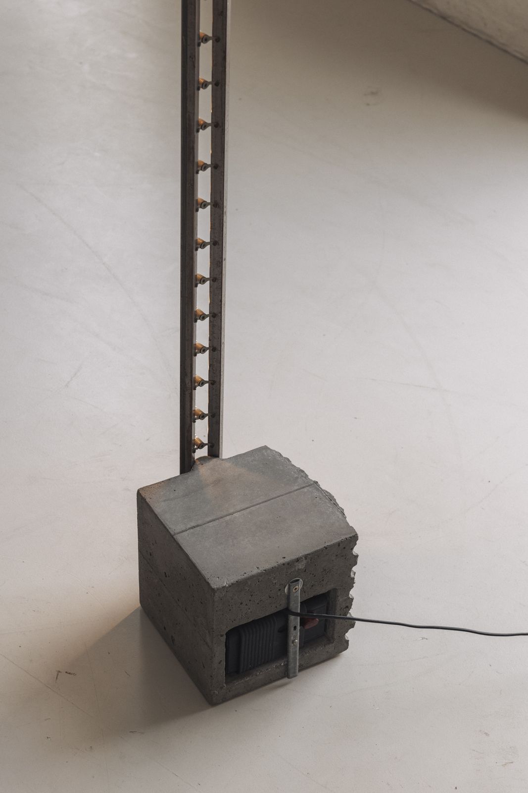 photo vinterior Sculptural Brutalist Floor Lamp In Concrete And Steel, 1980s.
