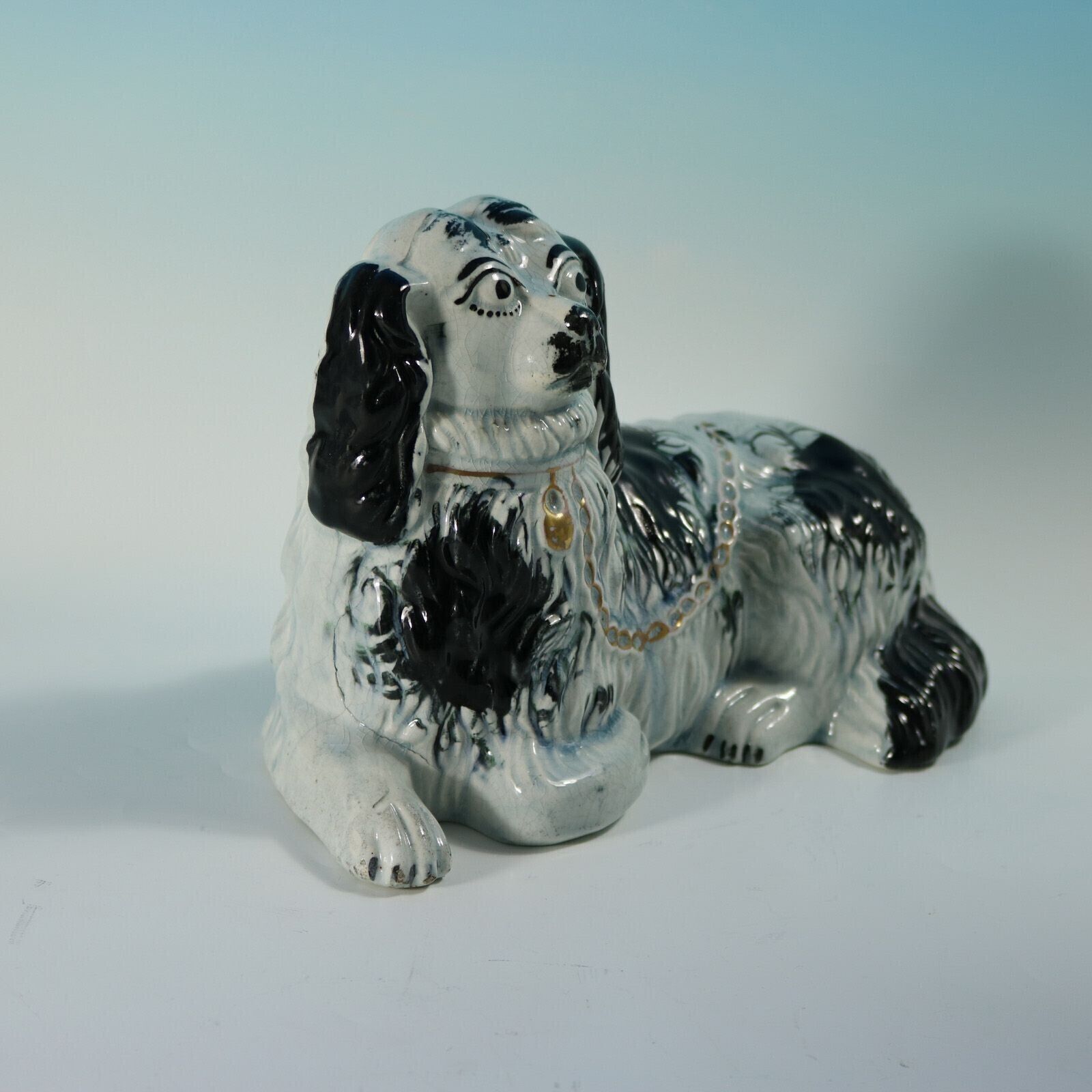 Zeldzame Staffordshire Pottery liggende spaniël photo furniture
