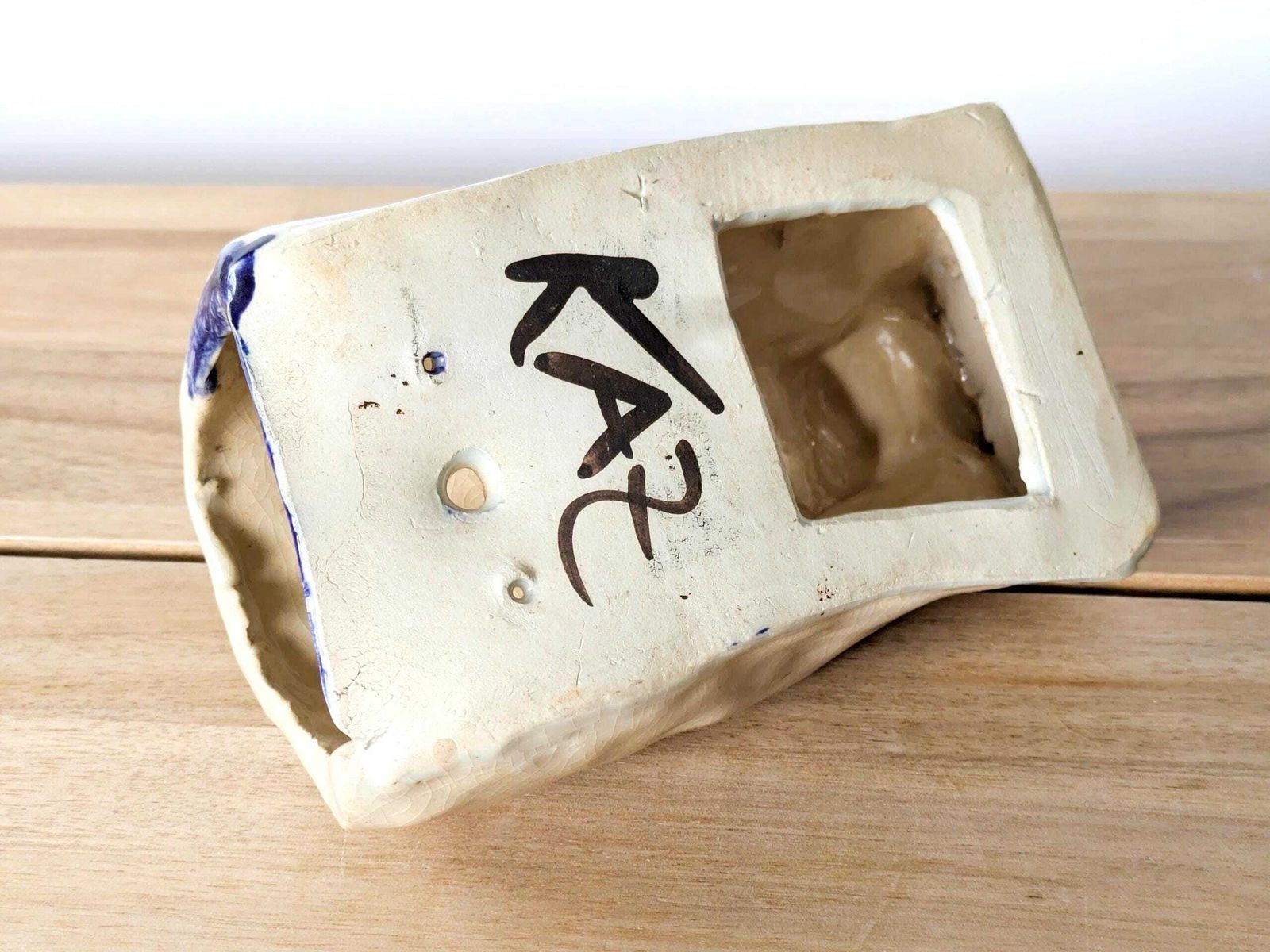 photo for sale Vintage Studio Pottery Gezichtsmasker Wandhanger Vaas Sculptuur of Pennenhouder, Gesigneerd door Kunstenaar