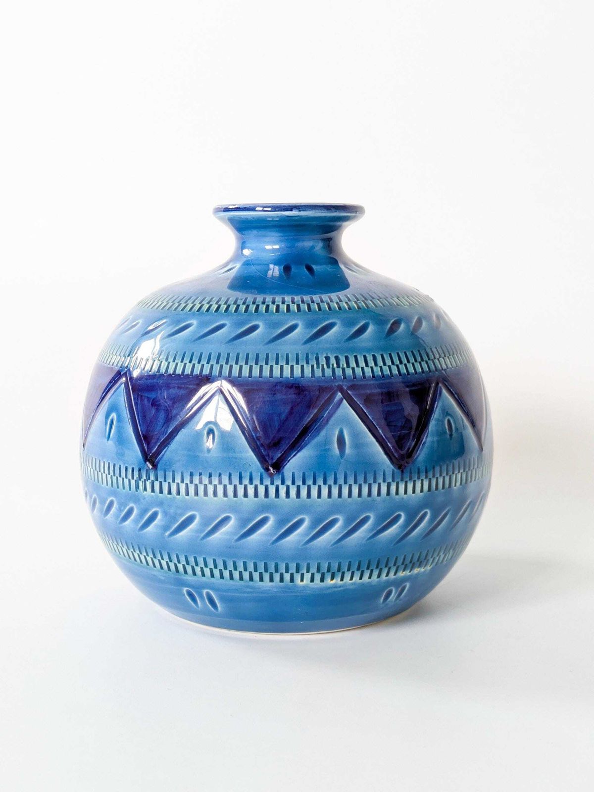 Woonaccessoires Vintage Sardartis Castelsardo blauwe keramische vaas, Italiaanse Rimini Blu stijl, Sardinië photo