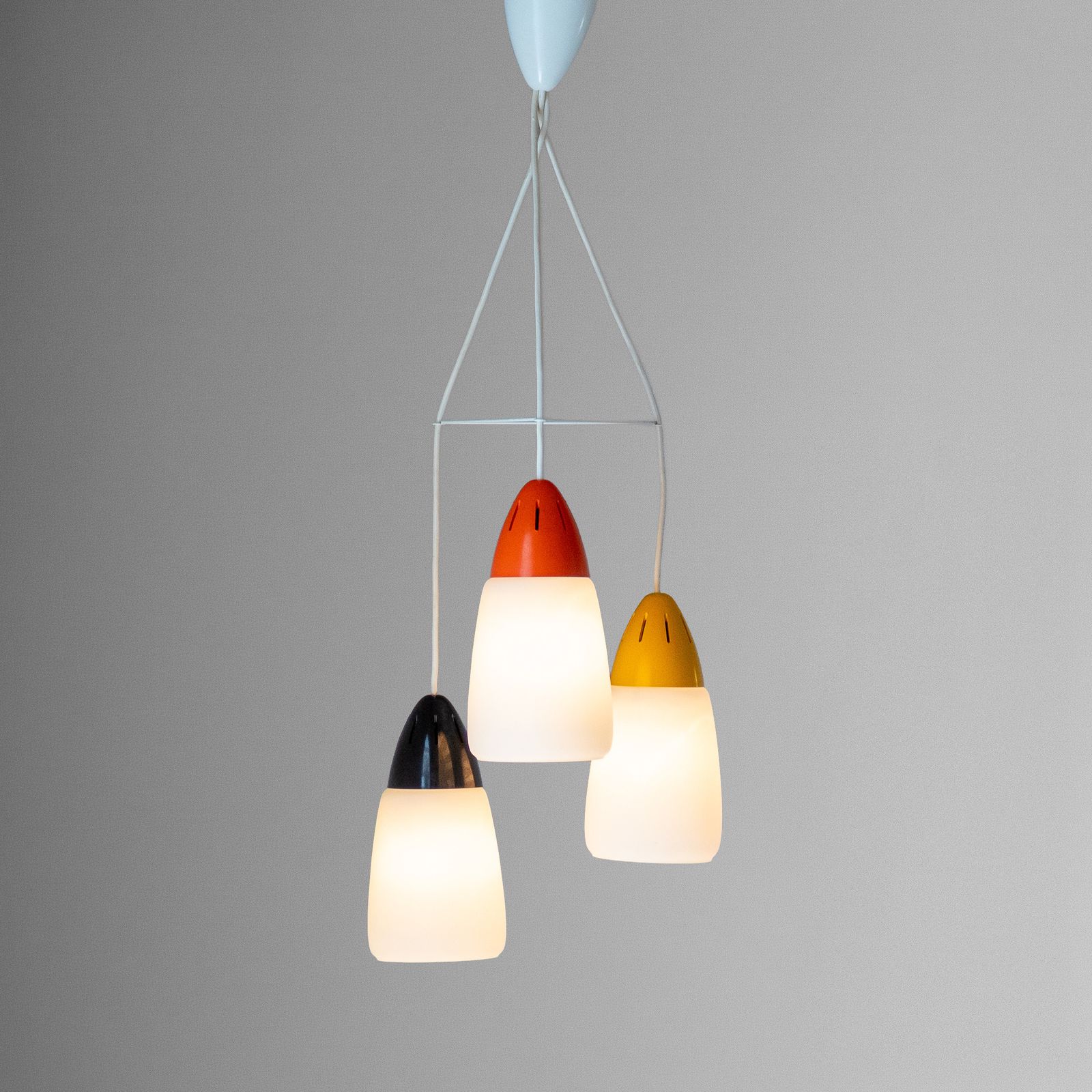 Postmodern hanglamp met 3 lichtpunten in opaalglас en ijzer, Stilnovo-stijl photo furniture
