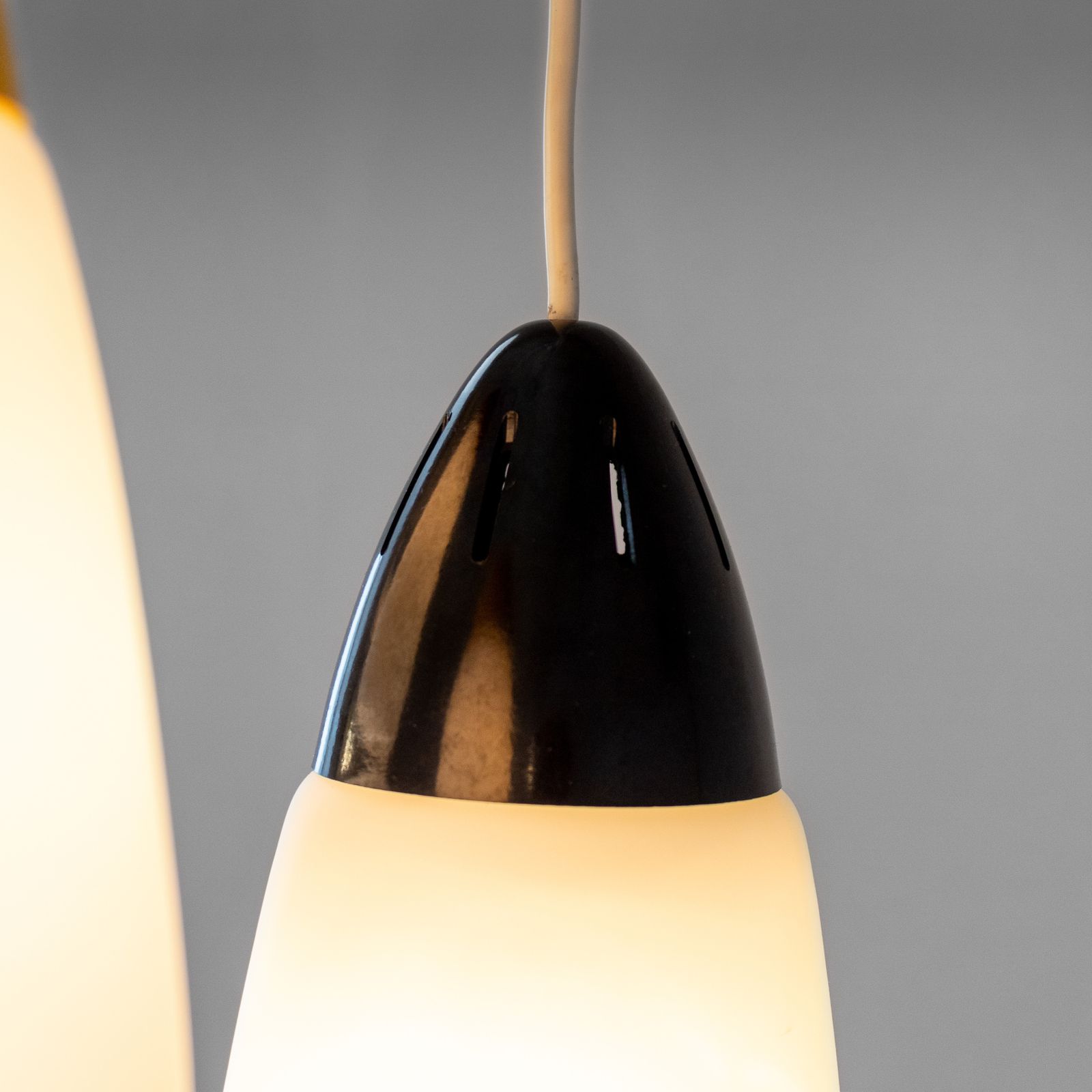 photo furniture Postmodern hanglamp met 3 lichtpunten in opaalglас en ijzer, Stilnovo-stijl