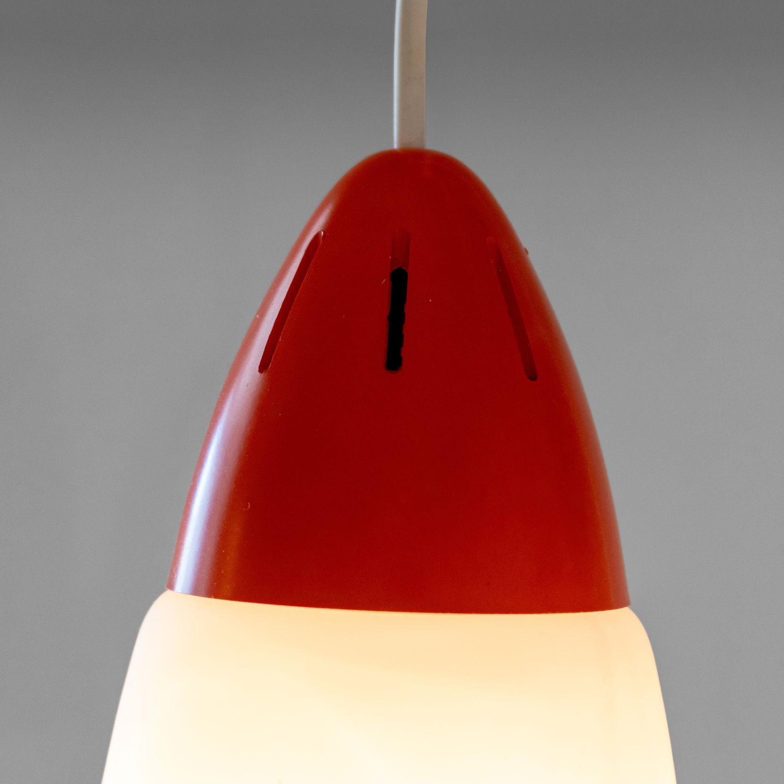 Verlichting Postmodern hanglamp met 3 lichtpunten in opaalglас en ijzer, Stilnovo-stijl photo