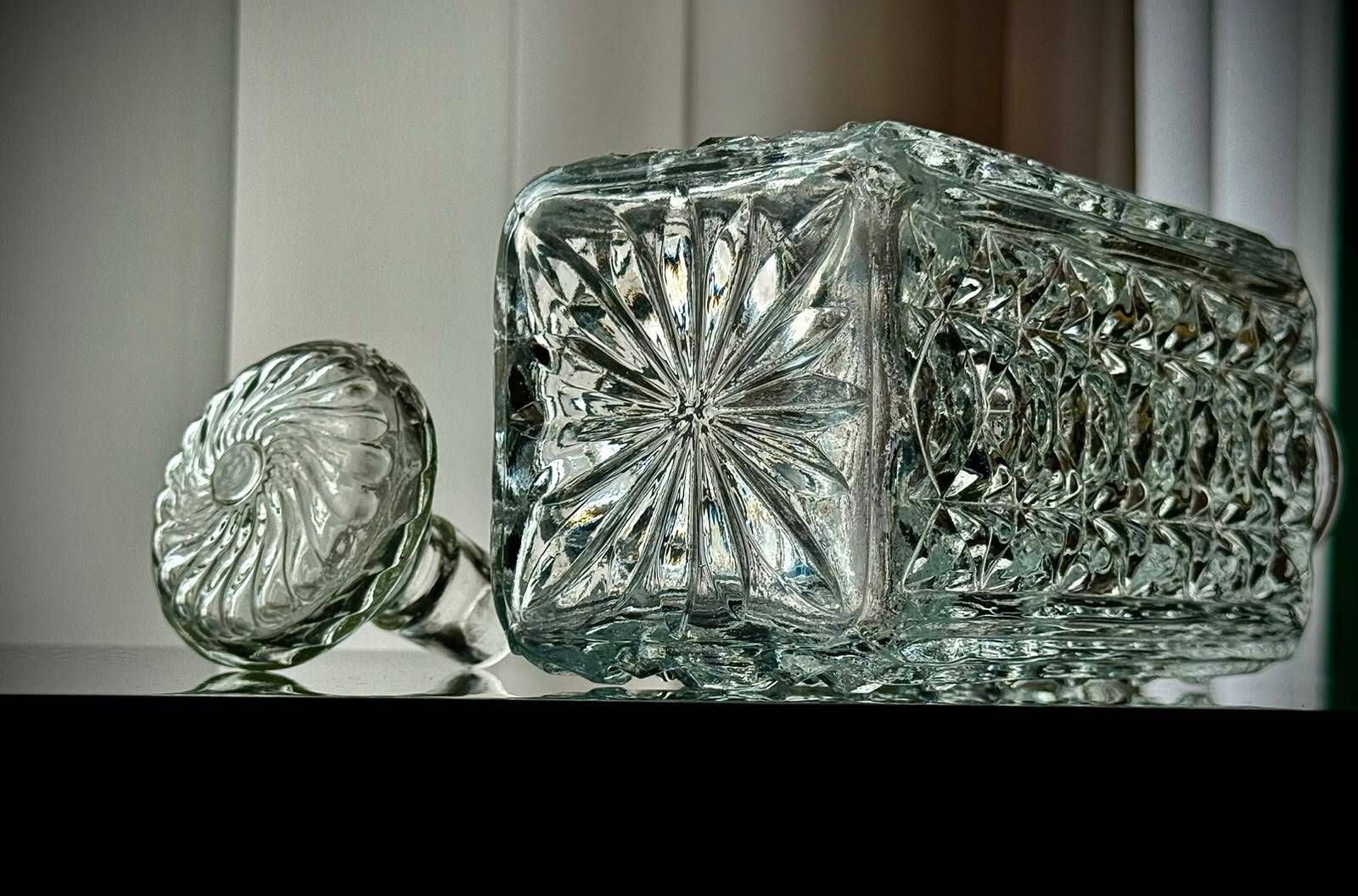 Vintage Zwaar Geperst Glas Whiskykaraf Met Vervangende Stop photo for sale