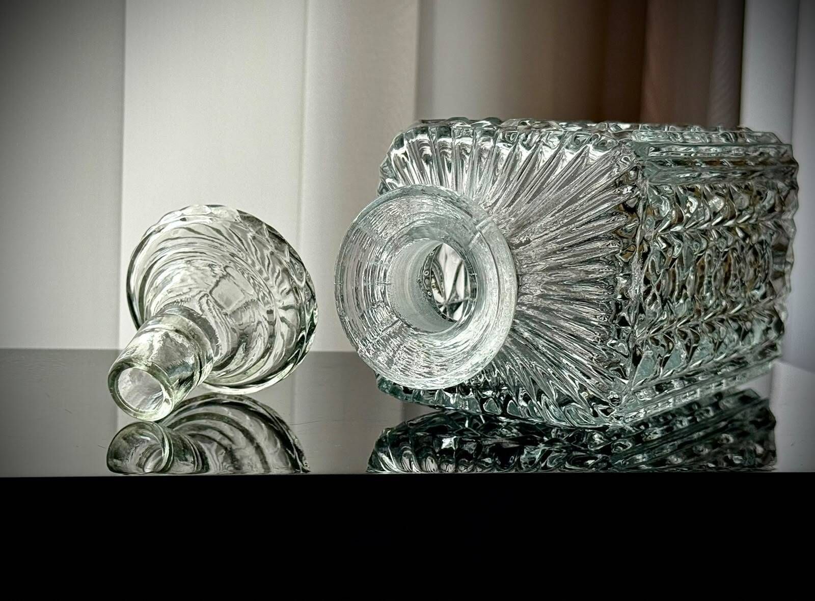 Vintage Zwaar Geperst Glas Whiskykaraf Met Vervangende Stop photo Woonaccessoires