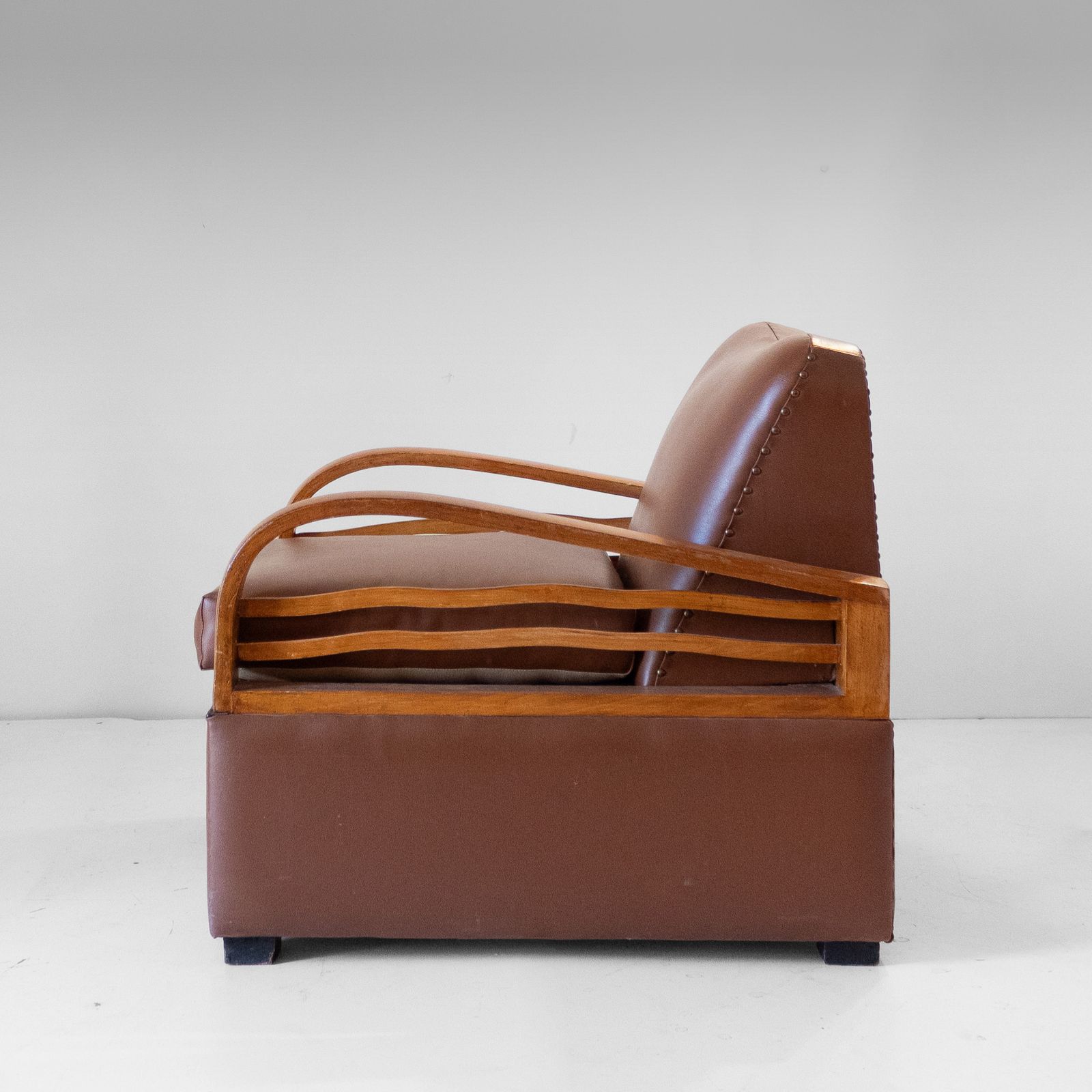 Italiaanse art déco opklapbare fauteuil / slaapstoel in bruin imitatieleer, jaren 1920. photo Meubels