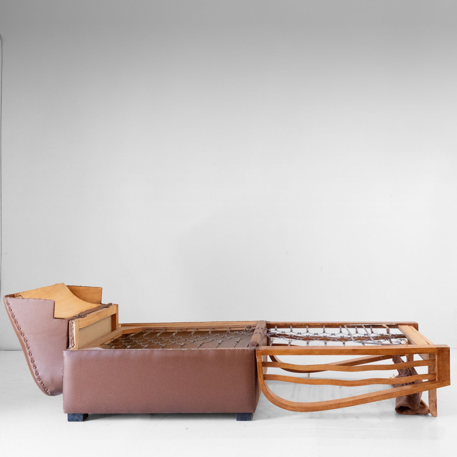 photo for sale Italiaanse art déco opklapbare fauteuil / slaapstoel in bruin imitatieleer, jaren 1920.