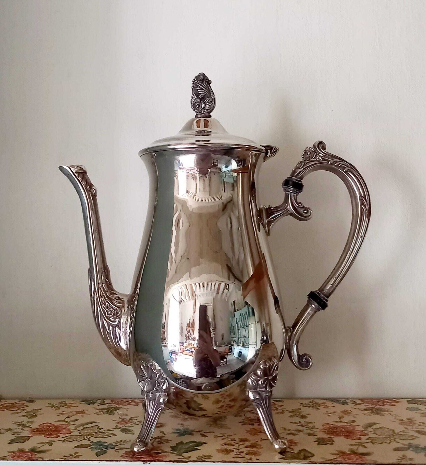 Cafetière en métal argenté, art de la table hôtelier, France photo furniture