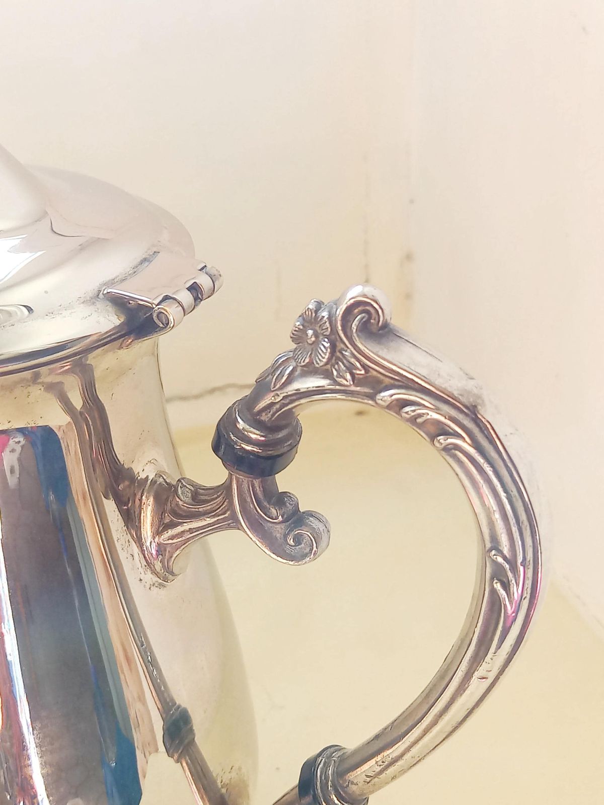 Cafetière en métal argenté, art de la table hôtelier, France photo vintage