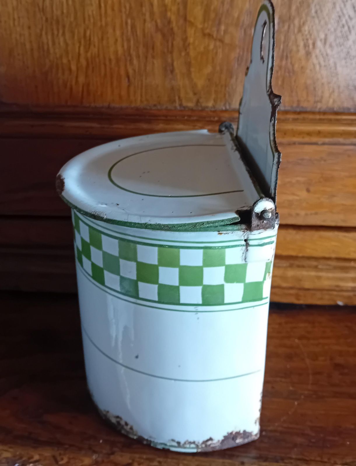 Zoutdoos Frans Vintage, wit en groen emaille met gebruikssporen photo furniture