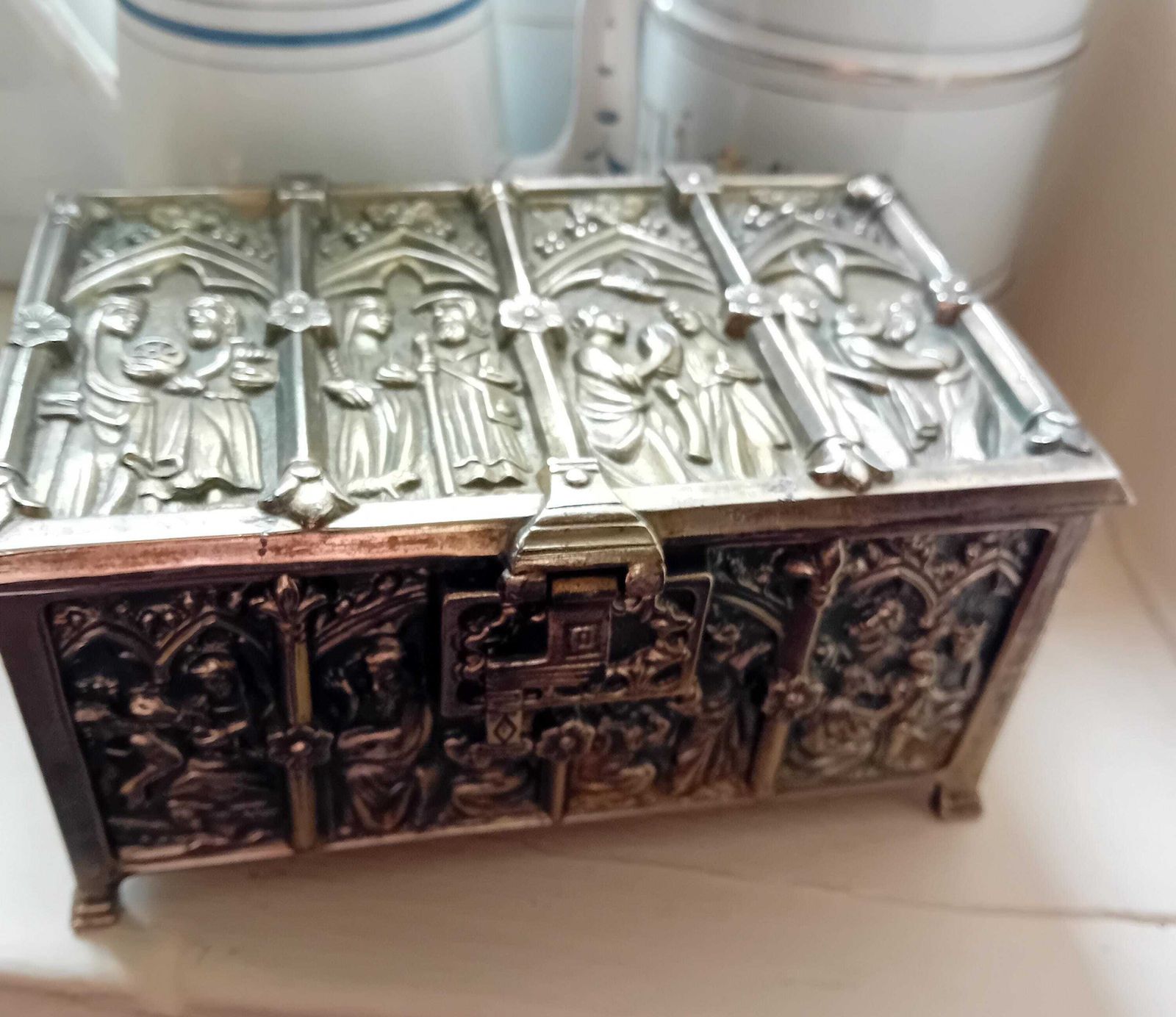 Coffret de style médiéval vintage en bronze argenté, intérieur en velours rouge