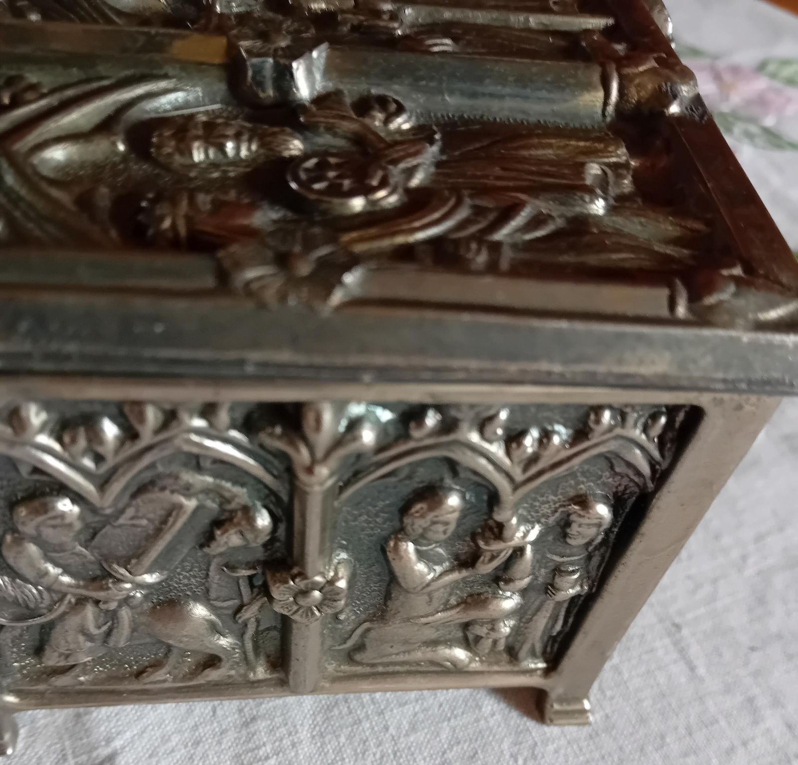 Coffret de style médiéval vintage en bronze argenté, intérieur en velours rouge photo buy