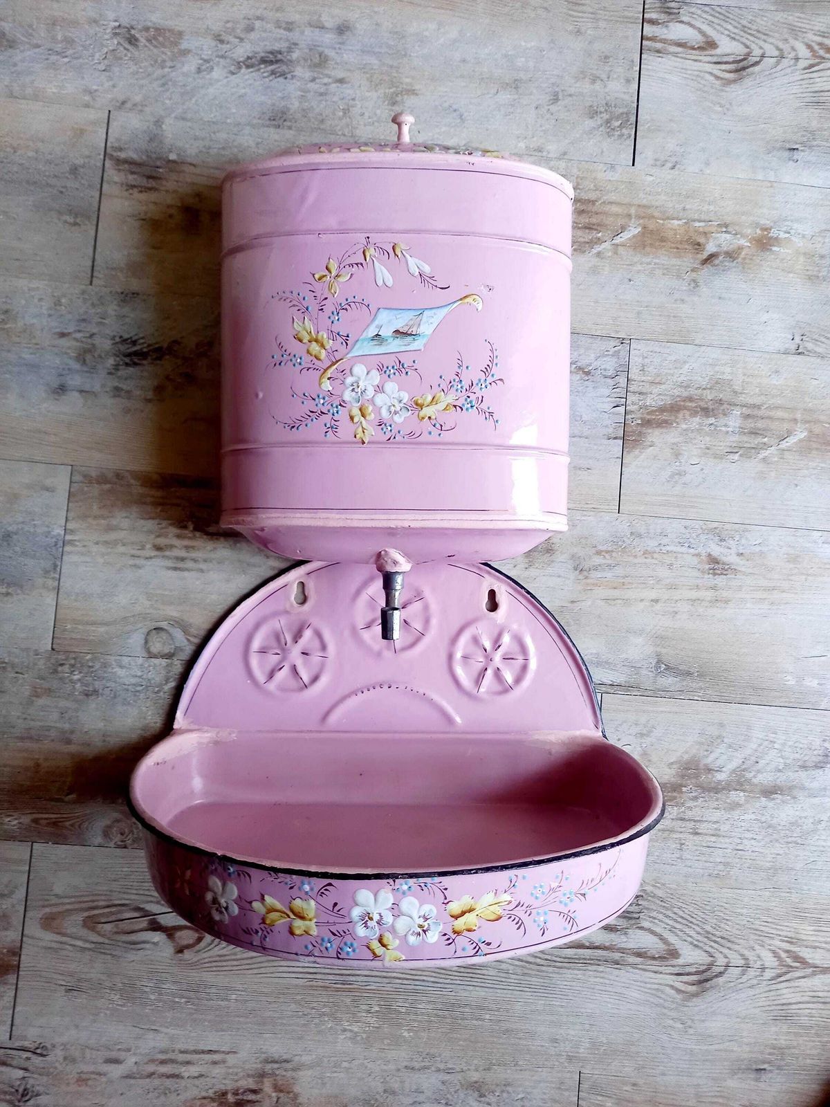 Wandfontein: Franse antieke lavabo, roze emaille waterfontein met kom, ca. 1900s