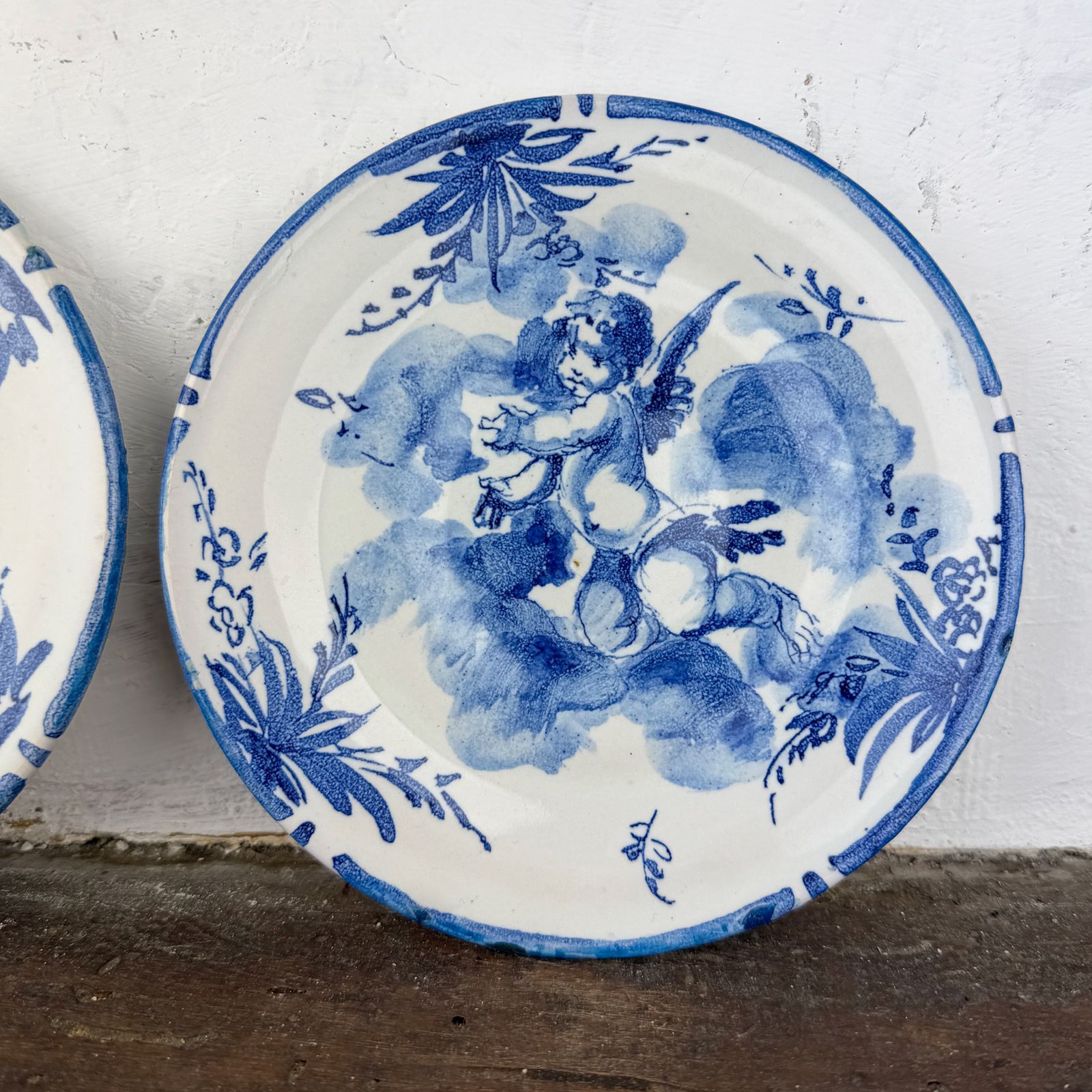 Paar antieke handgeschilderde keramische borden uit Albisola door Giuseppe Mazzotti, wit en blauw maiolica cherubijnenborden photo buy