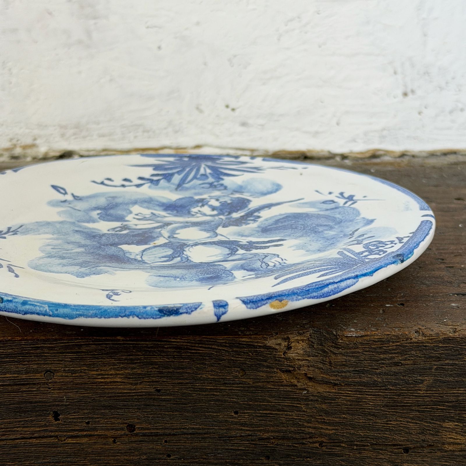 Woonaccessoires Paar antieke handgeschilderde keramische borden uit Albisola door Giuseppe Mazzotti, wit en blauw maiolica cherubijnenborden photo