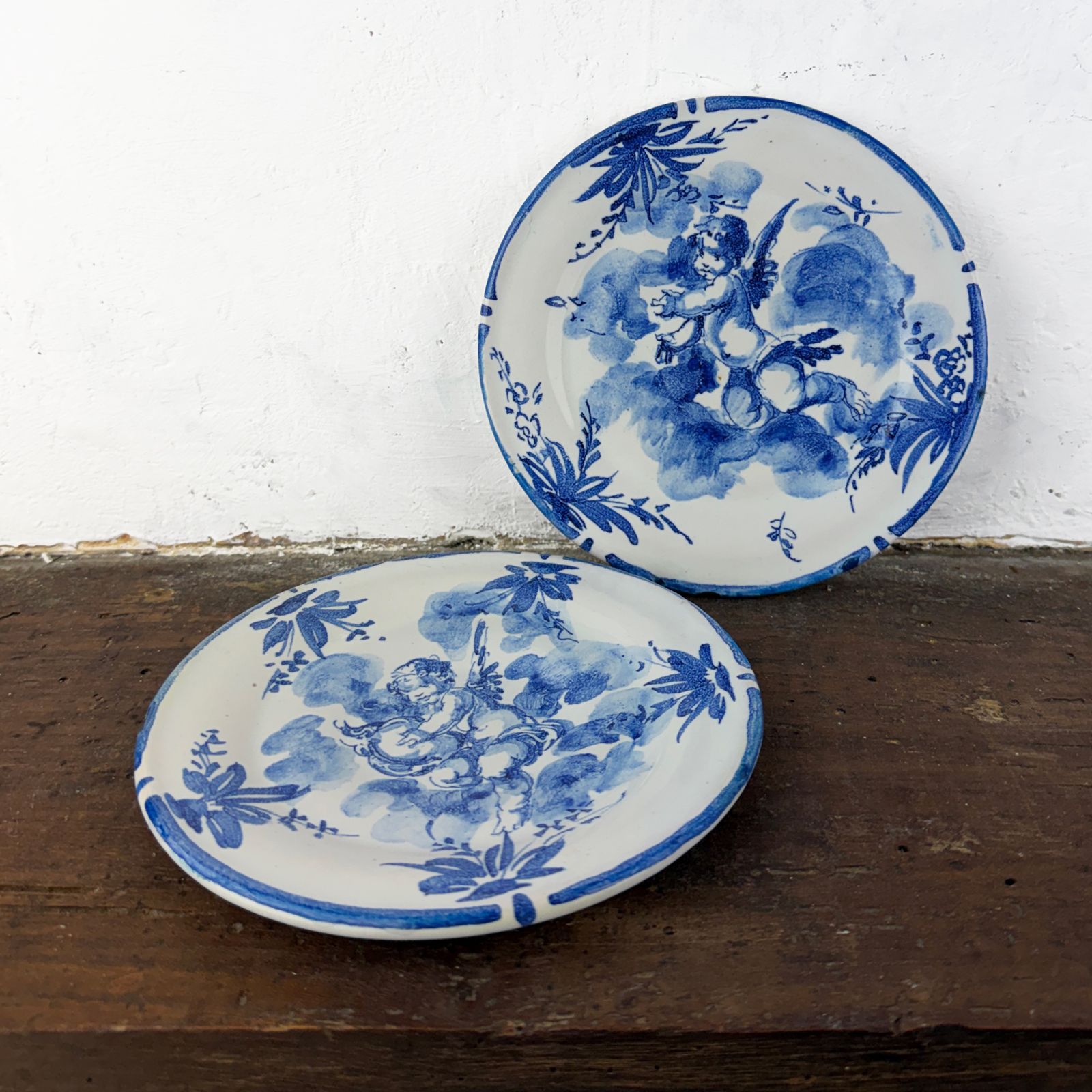 Paar antieke handgeschilderde keramische borden uit Albisola door Giuseppe Mazzotti, wit en blauw maiolica cherubijnenborden