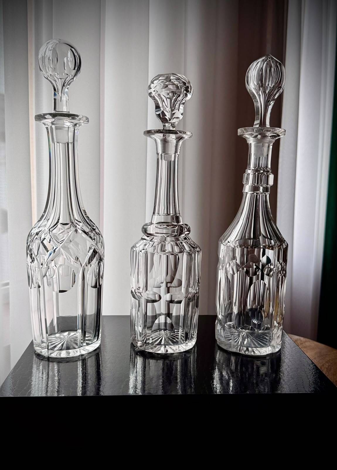 Laat-Victoriaans tantalusrek met drie geslepen glazen karaffen in verzilverd frame, ca. 1890-1910 photo for sale