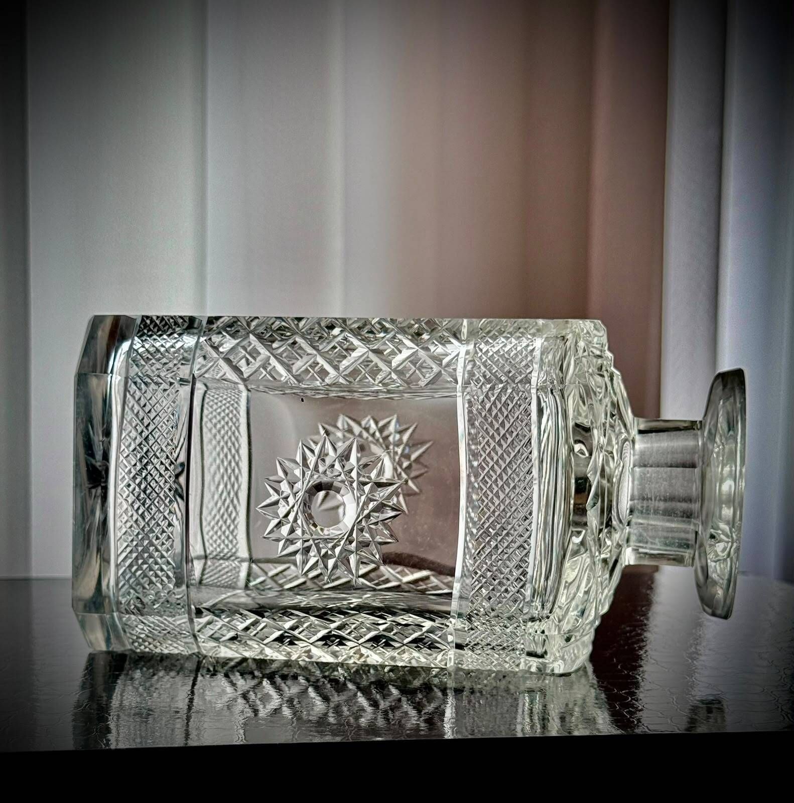photo vintage Vintage whiskykaraf van geslepen glas met gefacetteerde stop