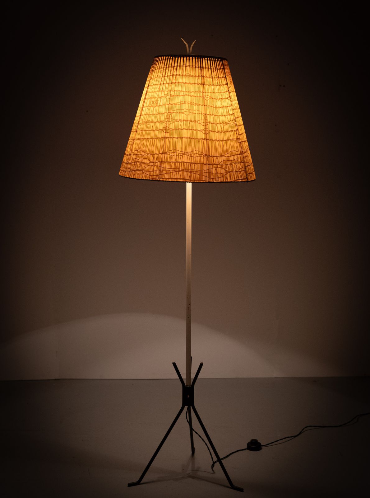 photo furniture Mid-Century Modern Tripod Vloerlamp Holland, ca. jaren 1950
