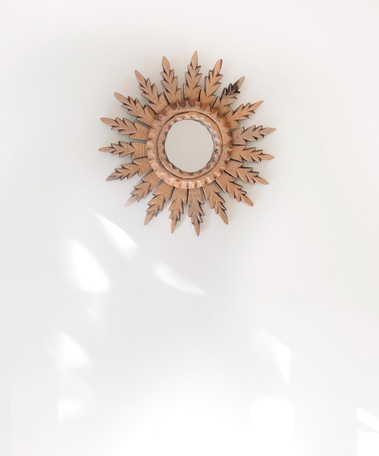 Vintage houten sunburst spiegel, gesneden bladeren wandspiegel, Hollywood Regency sunburst wanddecoratie photo for sale