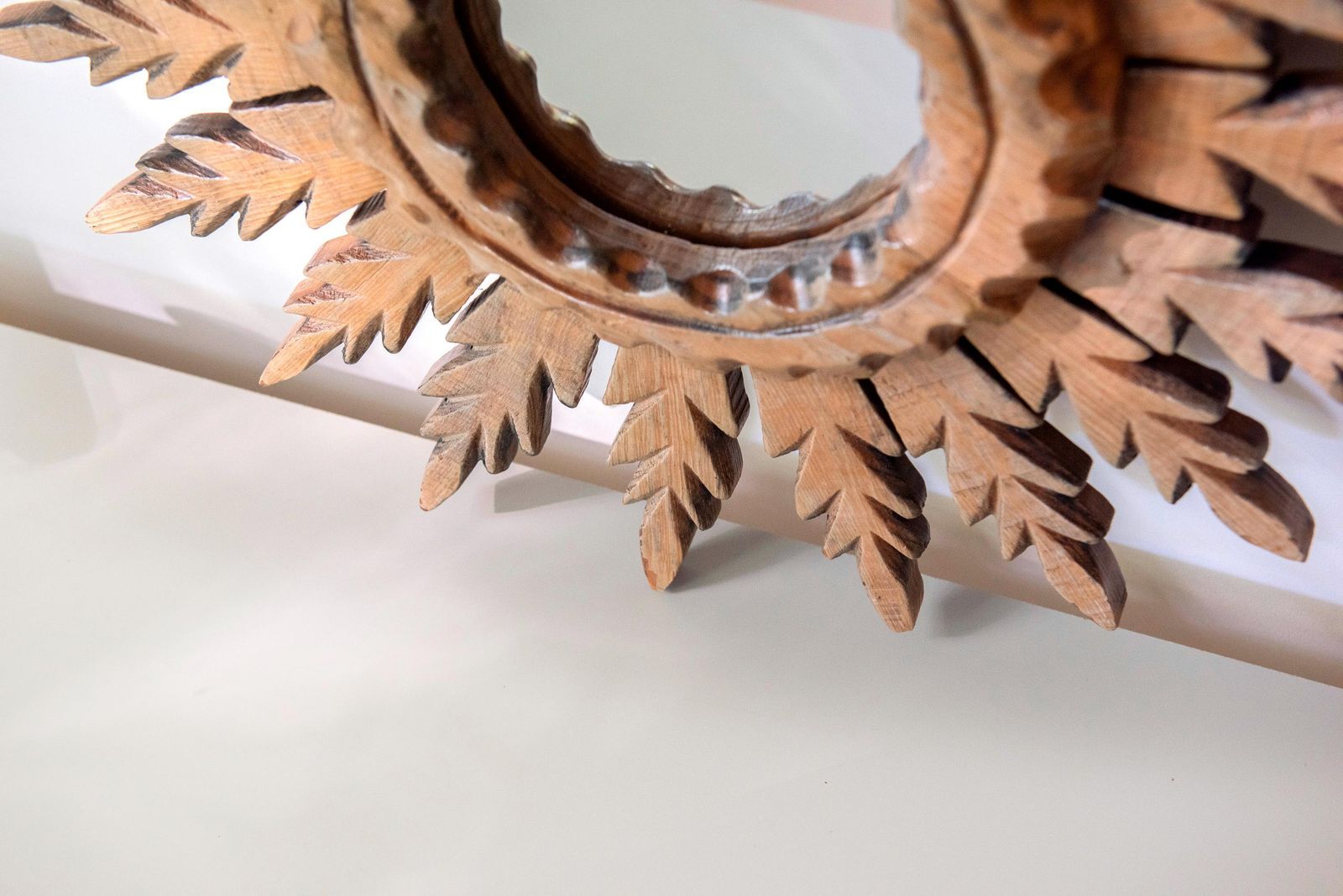Woonaccessoires Vintage houten sunburst spiegel, gesneden bladeren wandspiegel, Hollywood Regency sunburst wanddecoratie photo