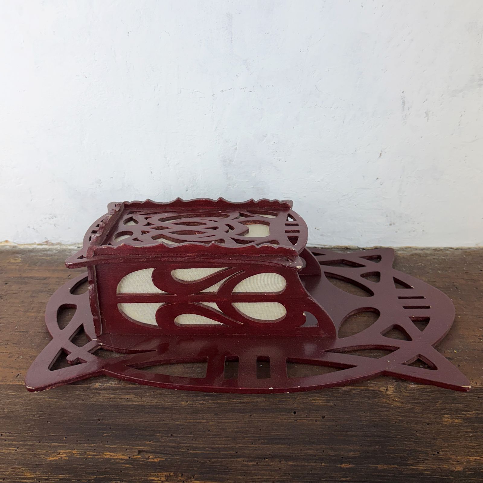 Art Nouveau houten wandbrievenhouder, kleine hangende postorganizer, Jugendstil wanddecoratie photo vintage