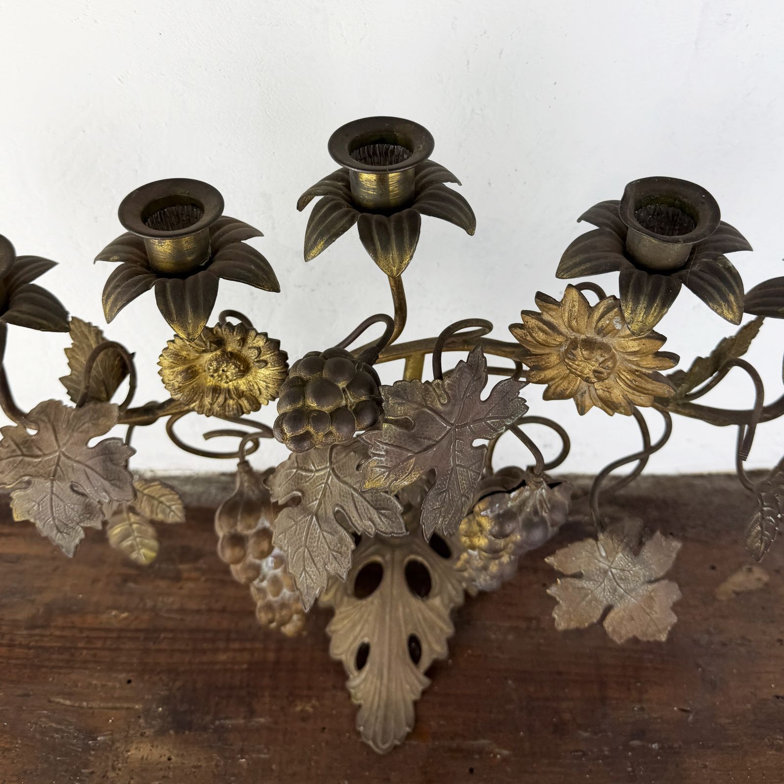 photo furniture Antieke Franse Kandelaar, Kerkelijke Kaarsenhouder met Bloemen en Druiven