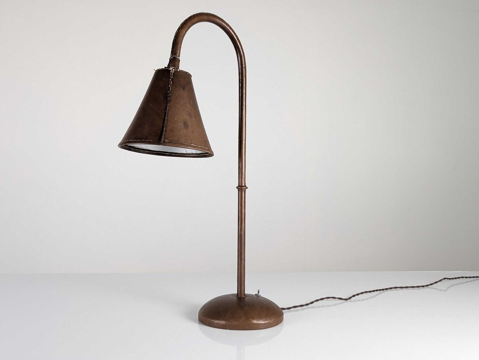 Lampe de table en cuir cousu par Jacques Adnet, France, années 1950