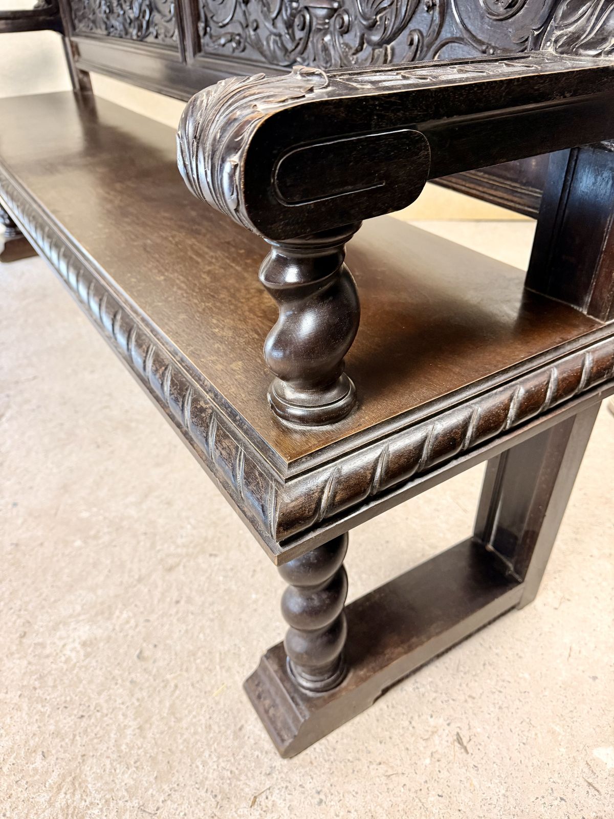 photo vintage Spanish Carved Wood Bench With Barley Twist Legs, 20th Century