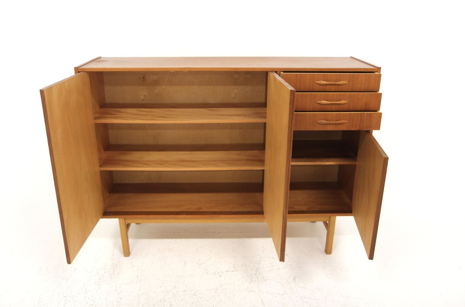 Buffet scandinave en teck, Suède, 1960 photo for sale