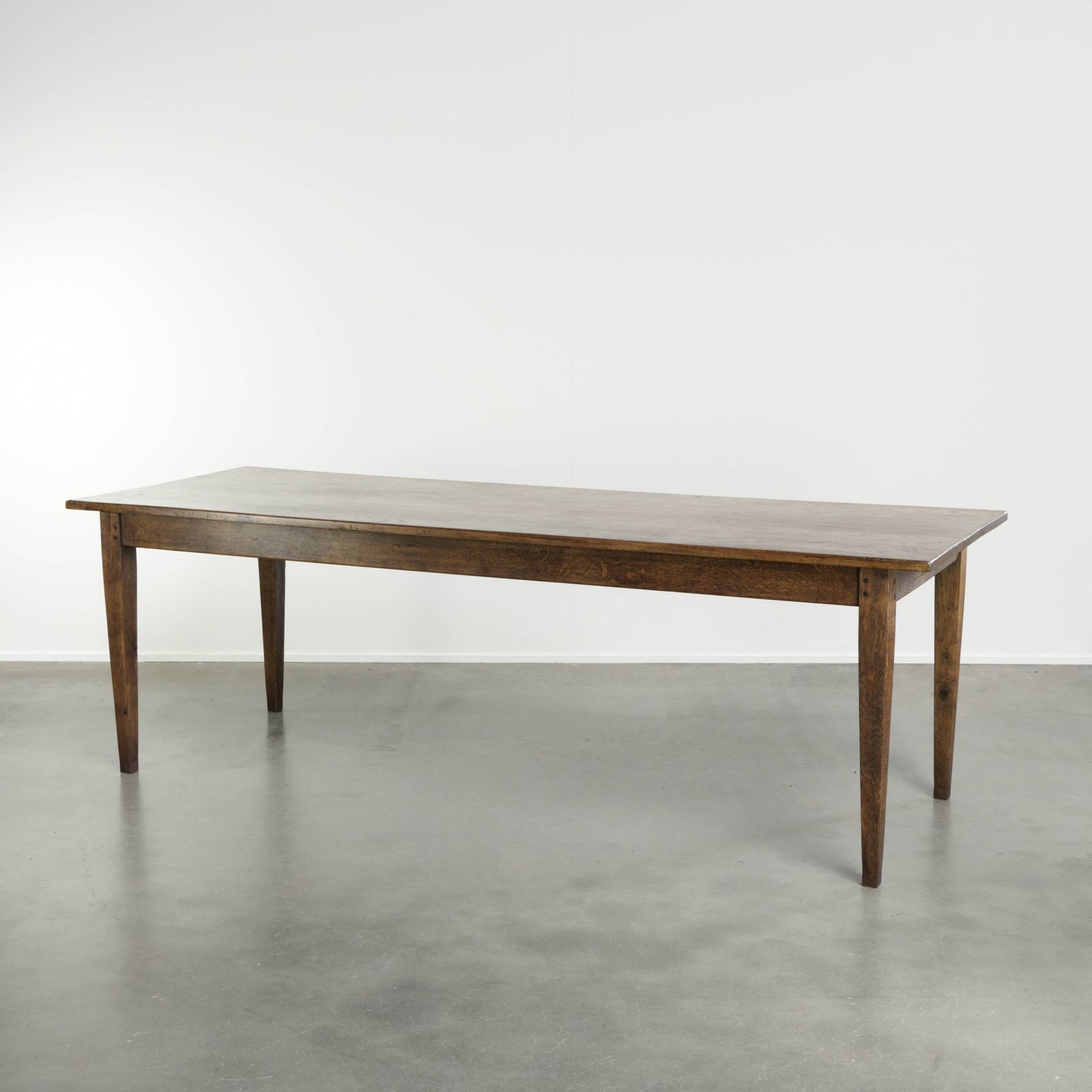 Beautiful French Farmhouse Dining Table From The Early/Mid 19th Century Made Of Solid Oak With 2 Drawers.