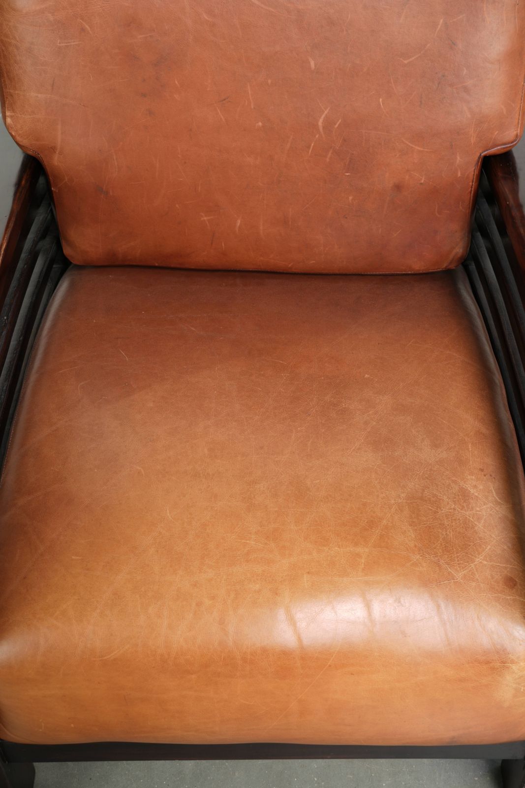 Elegante Fauteuil Van Koeienhuid Met Mooie Details In Een Tijdloos Art Deco Ontwerp photo vinterior